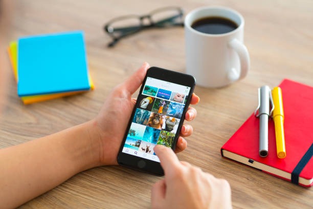 Paid Ads vs. Organic Reach for Instagram Likes